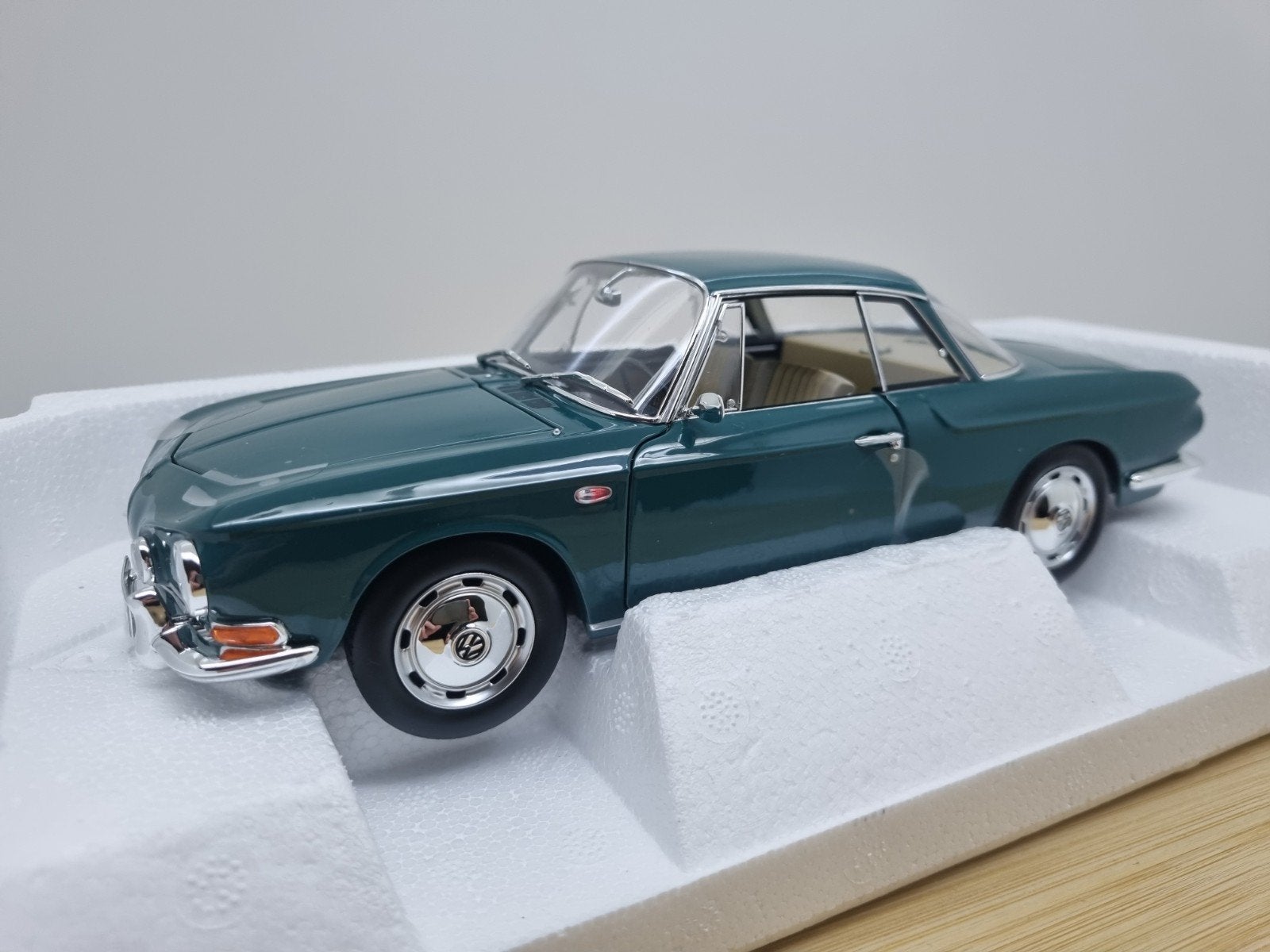 Norev VW Karmann Ghia Type 34 Smaragd Green 1:18, Hobby en Vrije tijd, Modelauto's | 1:18, Nieuw, Auto, Norev, Verzenden
