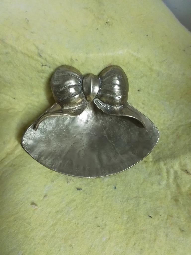 9291) mooie zware messing  strik schaal  breed 13,5cm, Ophalen of Verzenden