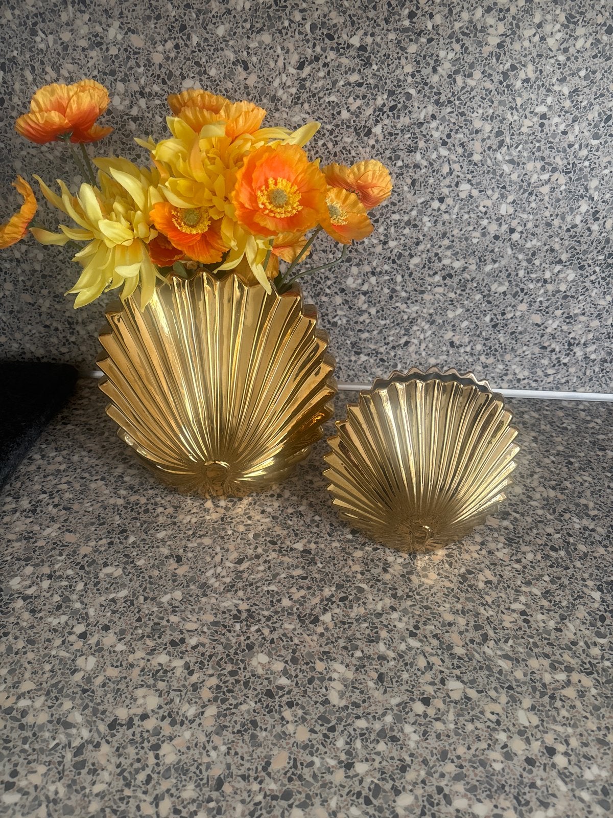 Gouden schelp vazen set - 2 stuks, Met patroon/structuur, Ophalen of Verzenden, Zo goed als nieuw, Metaal