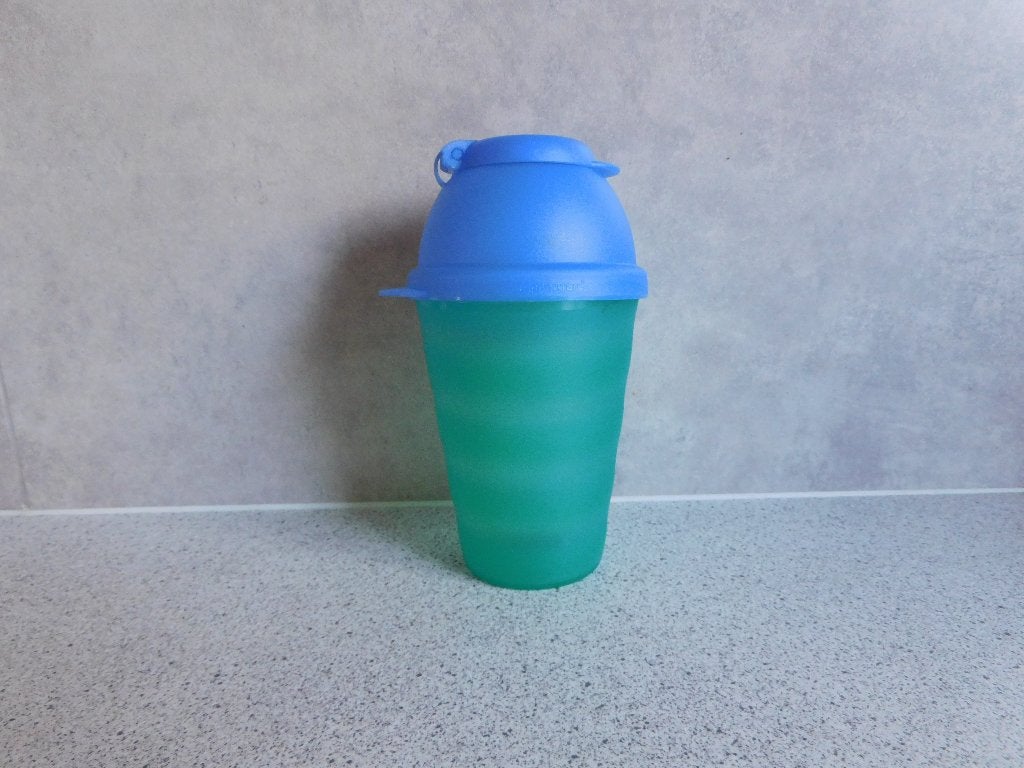 Tupperware Trendy Beker Shaker 330 ml. Blauw Groen, Ophalen of Verzenden, Zo goed als nieuw, Blauw, Beker of Kan