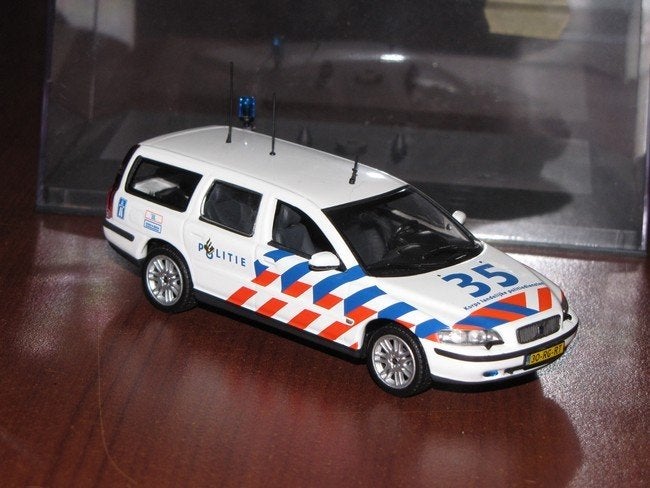 Een super mooie Volvo politie V70 in vitrine box, Hobby en Vrije tijd, Ophalen of Verzenden, Zo goed als nieuw, Auto, MiniChamps