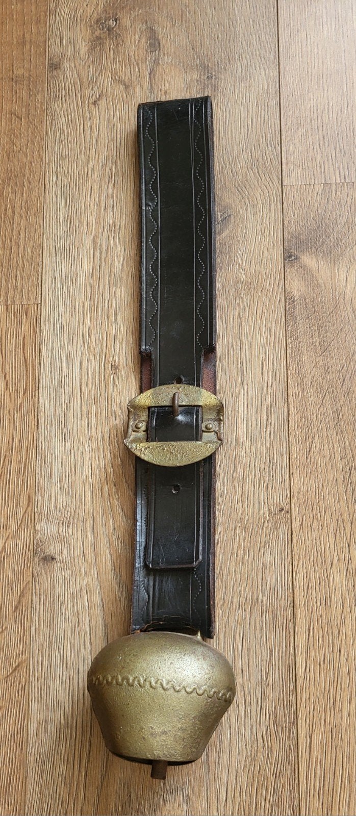 Oude koeienbel aan lange zwart leren band met gesp, Antiek en Kunst, Curiosa en Brocante, Ophalen of Verzenden