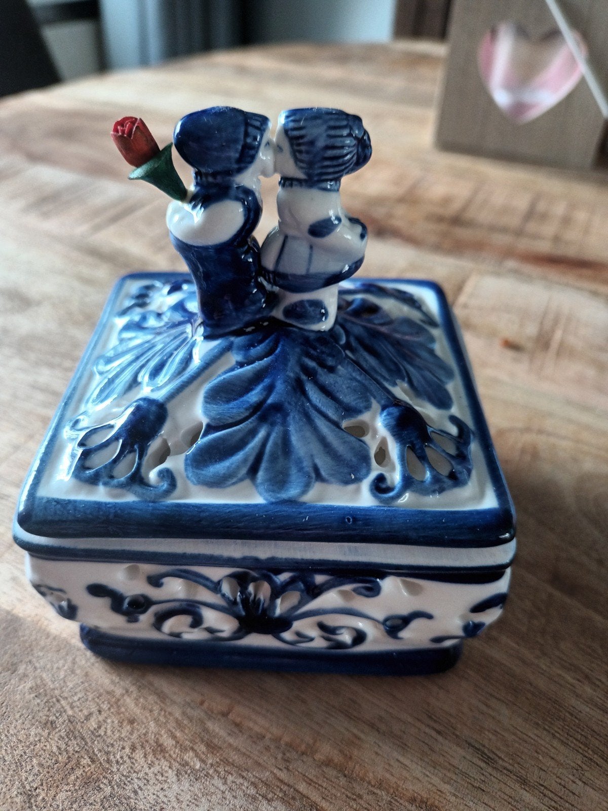 Delfts blauw doosje met verliefd paar  - Handgeschilderd, Ophalen of Verzenden