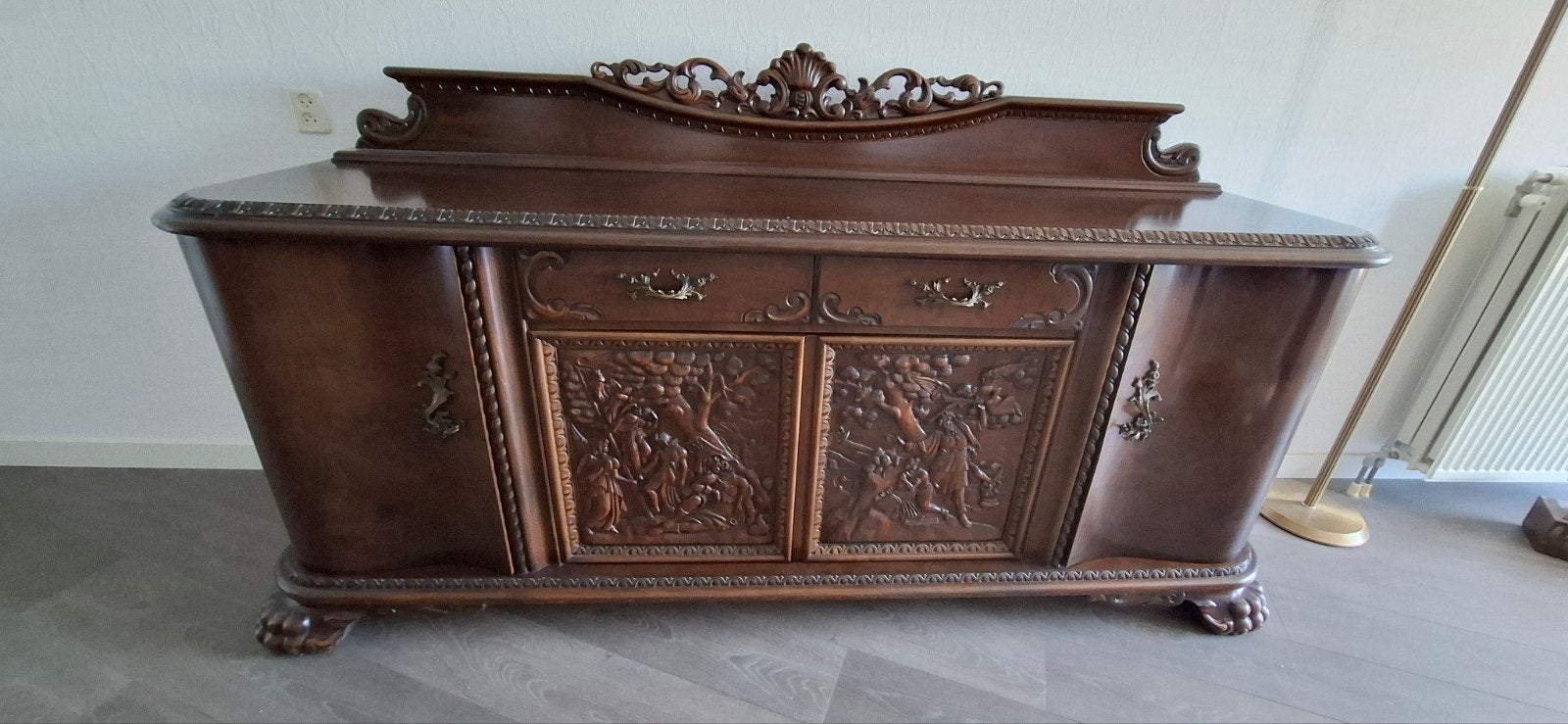 Antiek dressoir met houtsnijwerk en opbergruimte, Ophalen