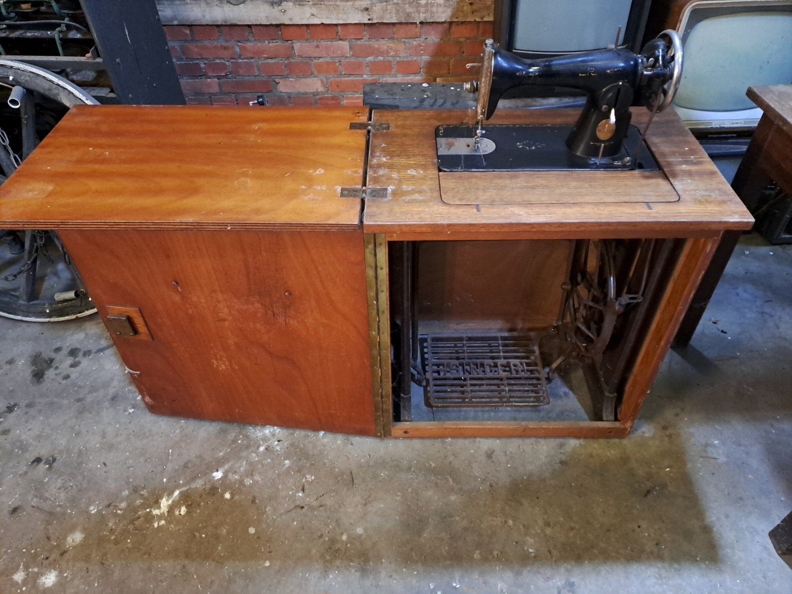 Antieke naaimachine met houten kast, Ophalen