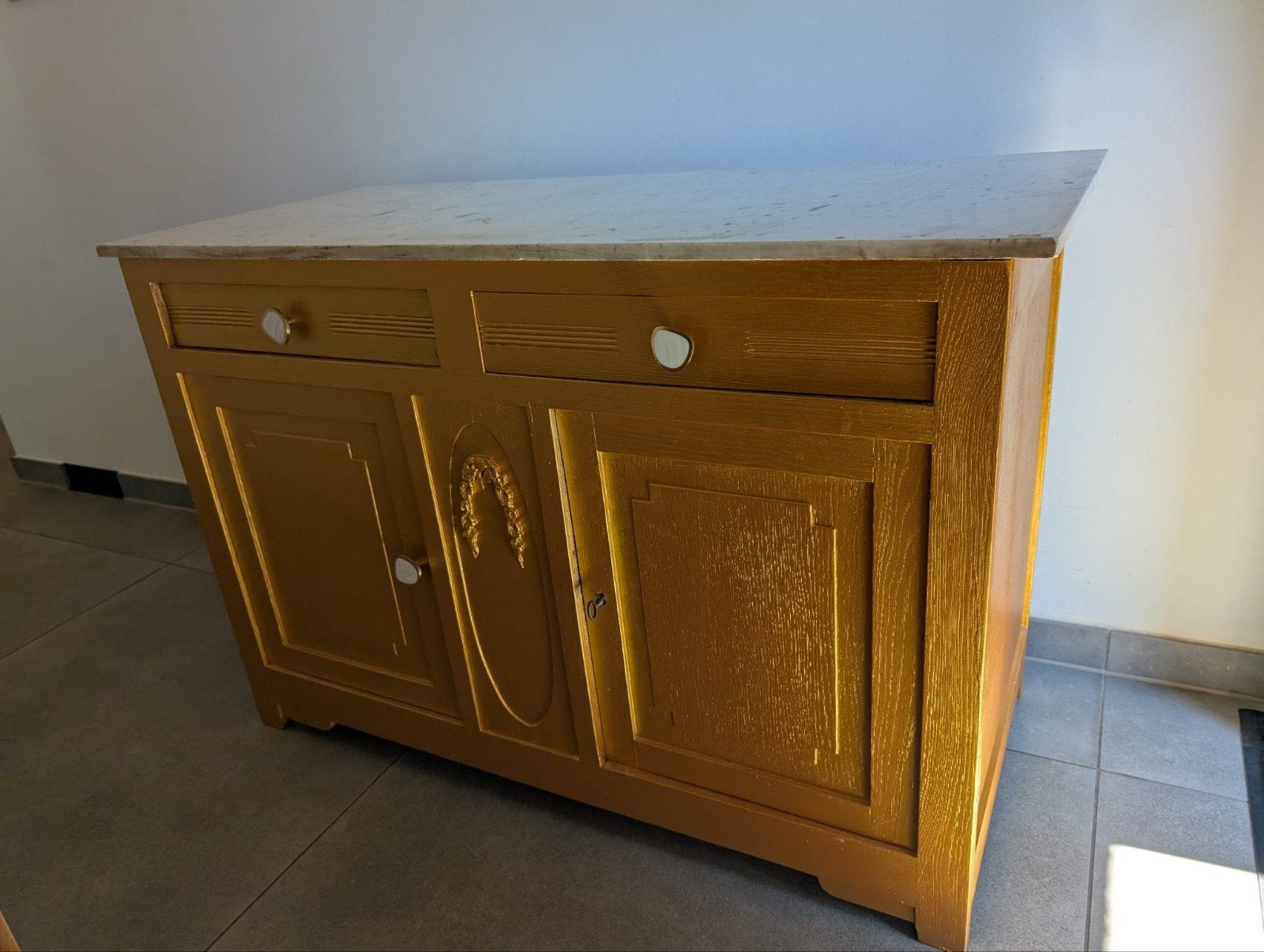 Goudkleurig houten dressoir/kastje met lades en deuren, Ophalen, 25 tot 50 cm, 100 tot 150 cm