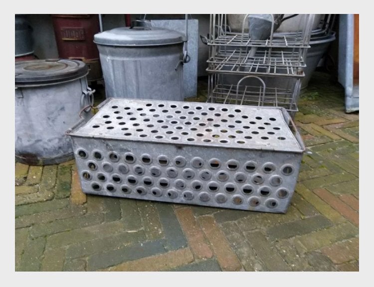 Zinken eierenkist.  krat  mand uit Hongarije, Ophalen