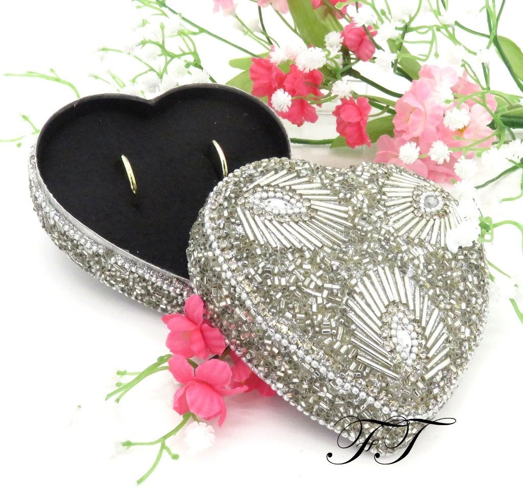 Luxe hartvormige ringdoosje met zilver kralen., Ophalen of Verzenden, Nieuw, Feestartikel, Geboorte of Huwelijk
