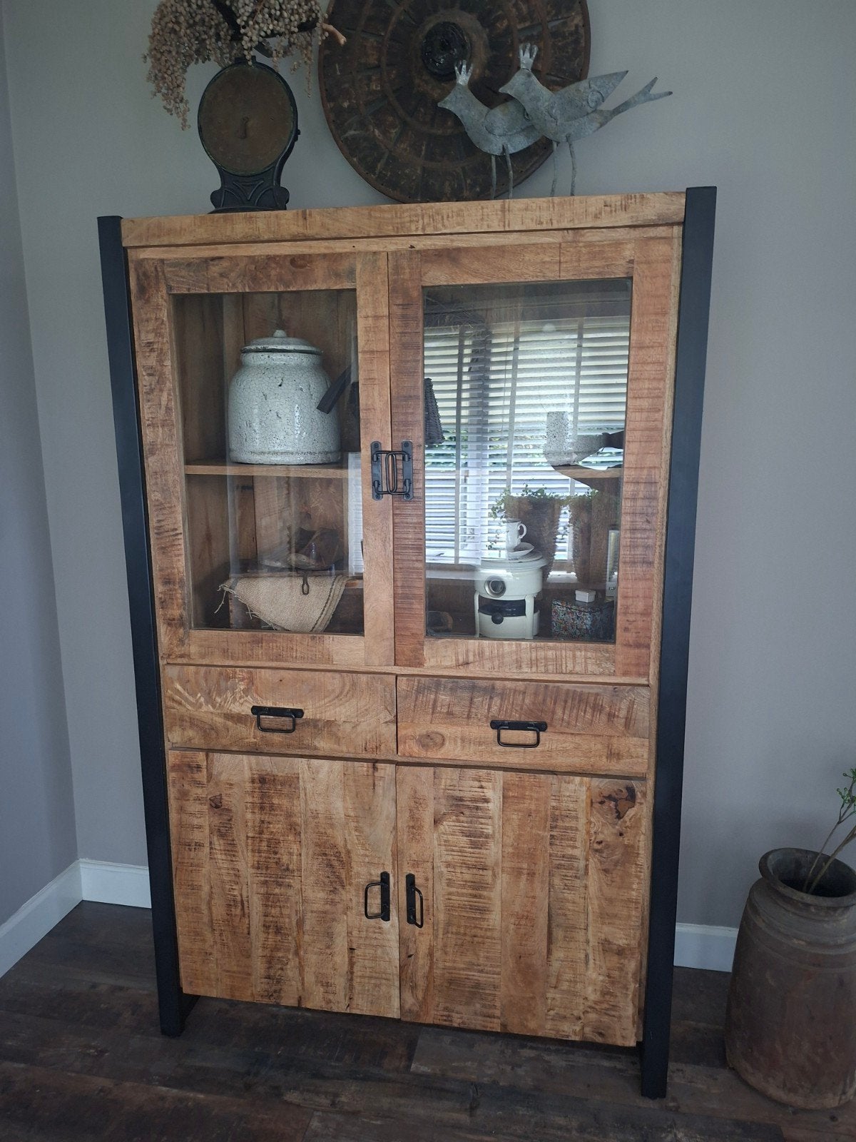 Industriële vitrinekast mangohout met zwart metaal, Huis en Inrichting, Kasten | Boekenkasten, Ophalen, Glas, Met deur(en), 50 tot 100 cm