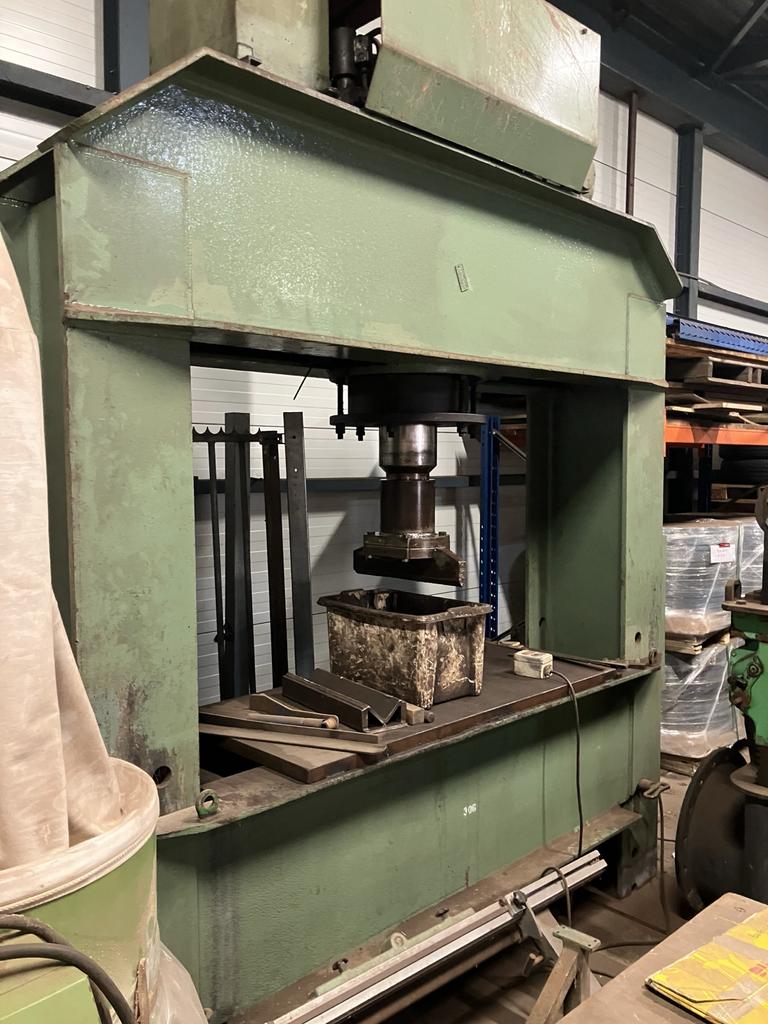 Hydraulische werkplaats pers 100t, Ophalen