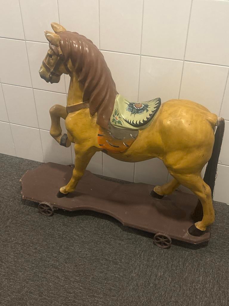 Handgeschilderd paard op statief met wieltjes, Ophalen of Verzenden