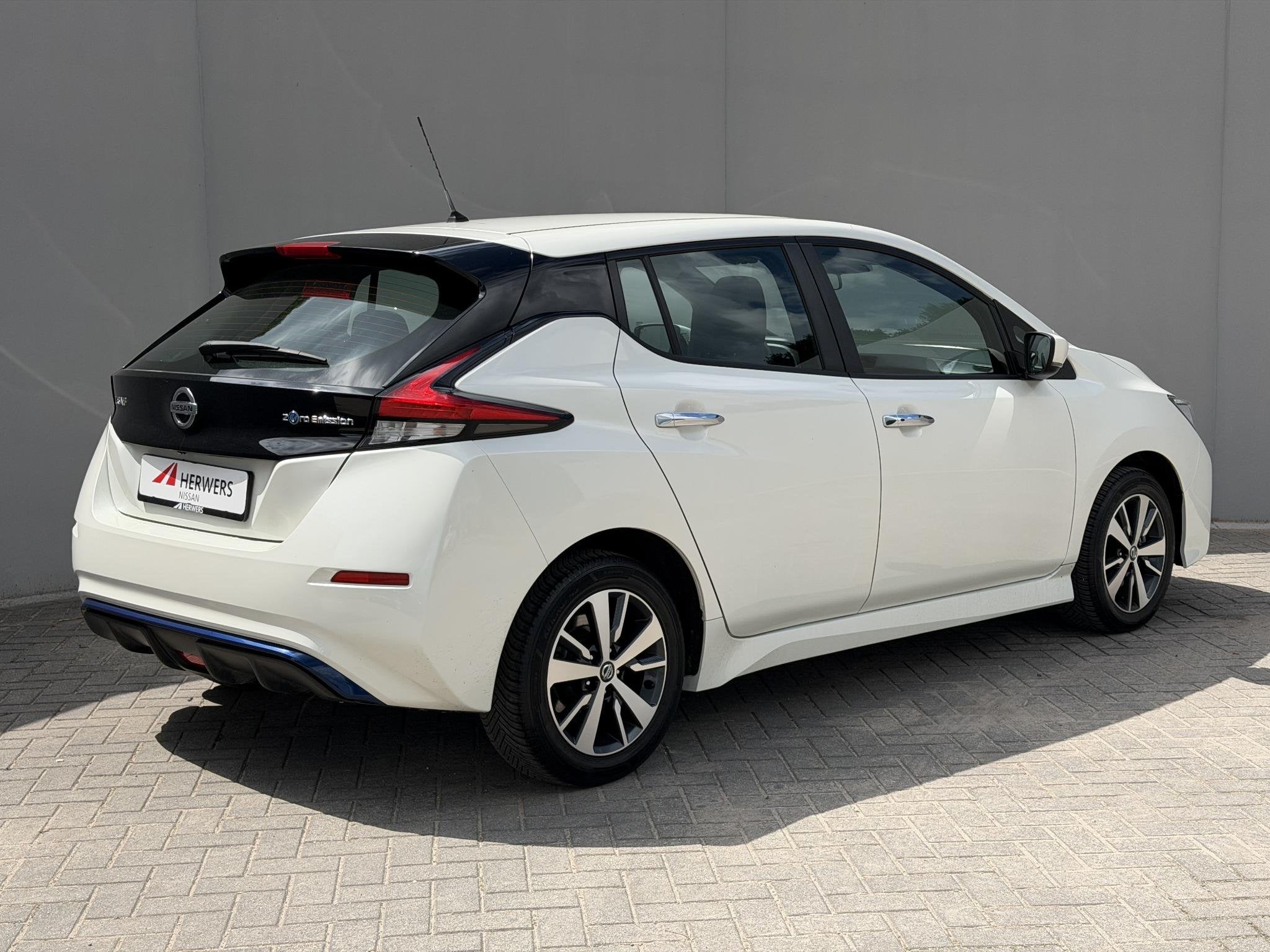 Nissan LEAF Acenta 40 kWh / Dealer Onderhouden / Navigatie v, Auto's, Nissan, Stof, Gebruikt, 150 pk, Wit