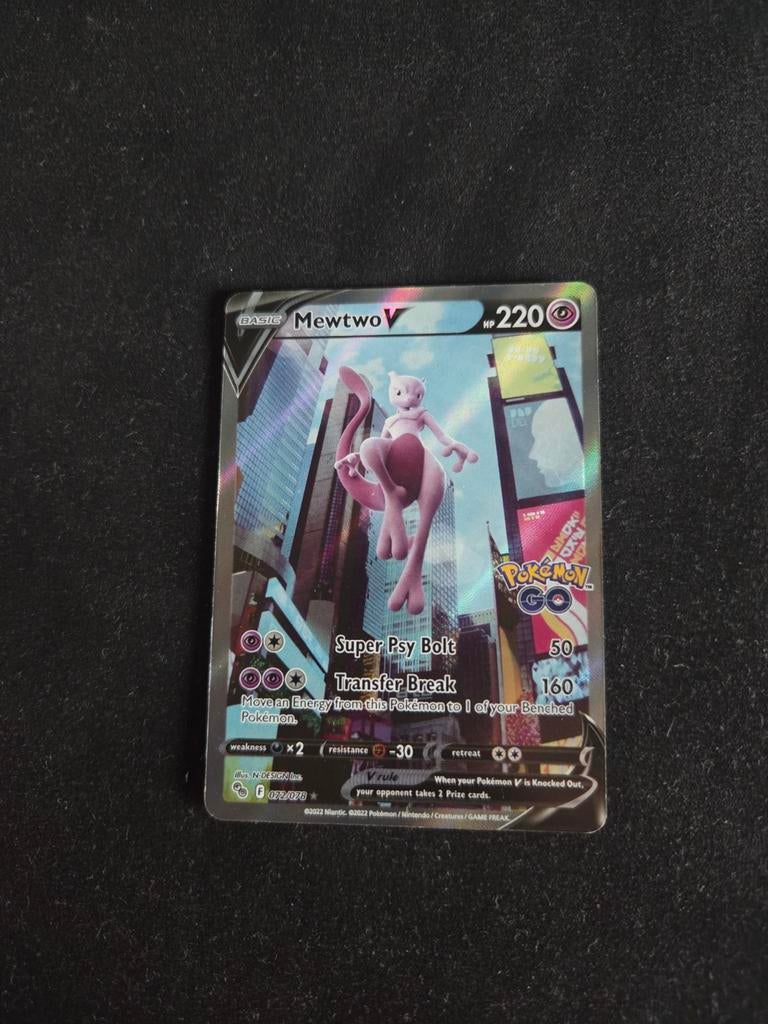 Mewtwo V (Pokémon GO set) - Pokémon Kaart komt met sleeve, Ophalen of Verzenden, Zo goed als nieuw, Losse kaart