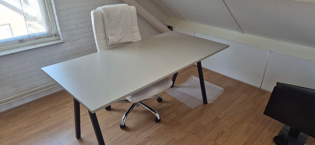 IKEA TROTTEN bureau 160x80 cm –lichtgrijs blad, zwarte poten, Huis en Inrichting, Bureaus, Ophalen, 160 cm, Hout, Zo goed als nieuw