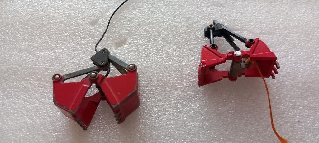 Te koop 2  grijpers voor grote kraan, Hobby en Vrije tijd, Modeltreinen | H0, Gebruikt, Verzenden, Gelijkstroom of Wisselstroom