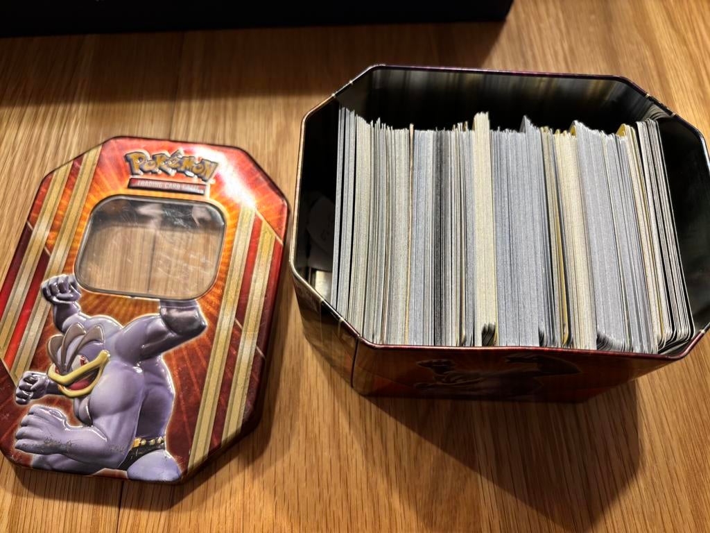 Pokémon tin met +/- 300 Pokémonkaarten, Ophalen of Verzenden, Gebruikt, Meerdere kaarten