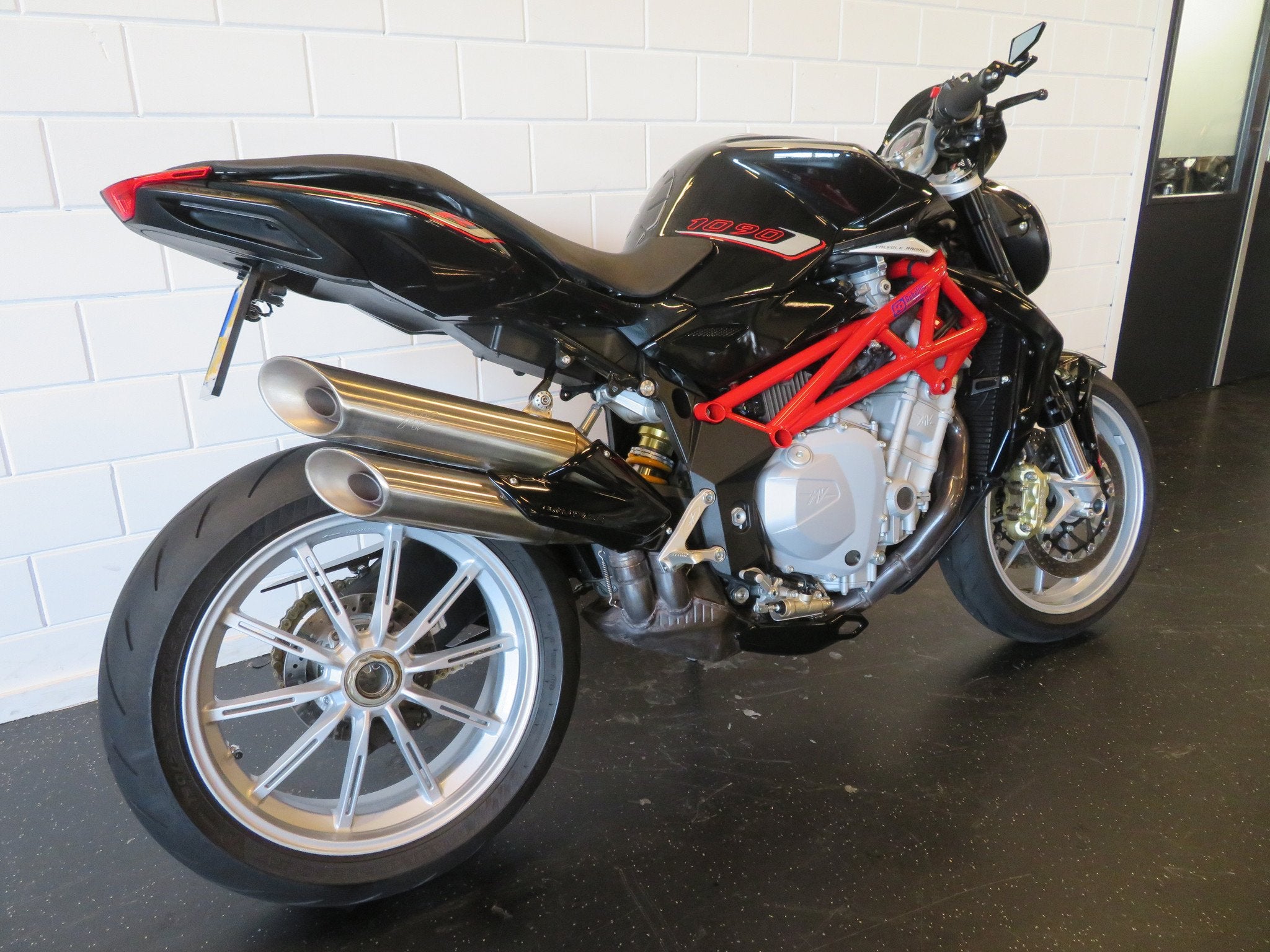 MV Agusta BRUTALE 1078 R ABS NIEUWSTAAT! (bj 2018), Motoren, Naked bike, Gebruikt, Bedrijf