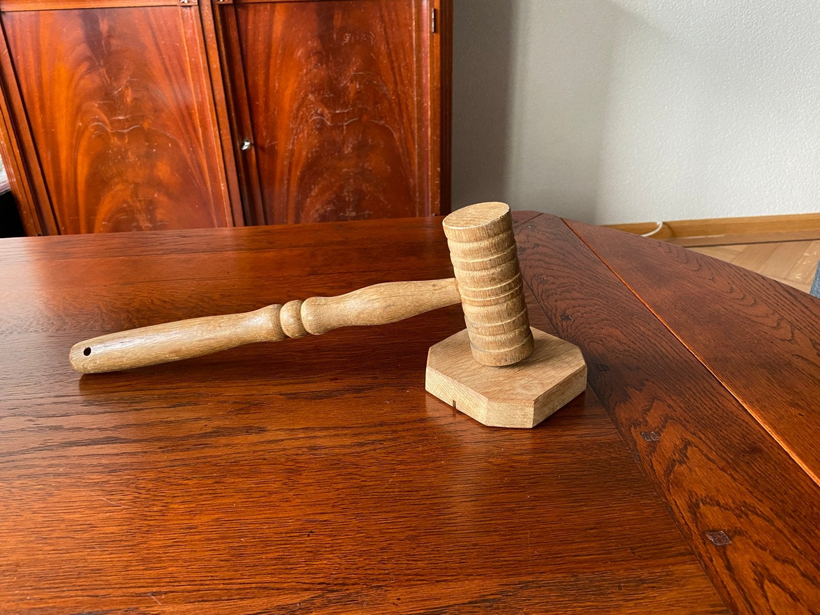 Houten veilinghamer met standaard, Ophalen of Verzenden