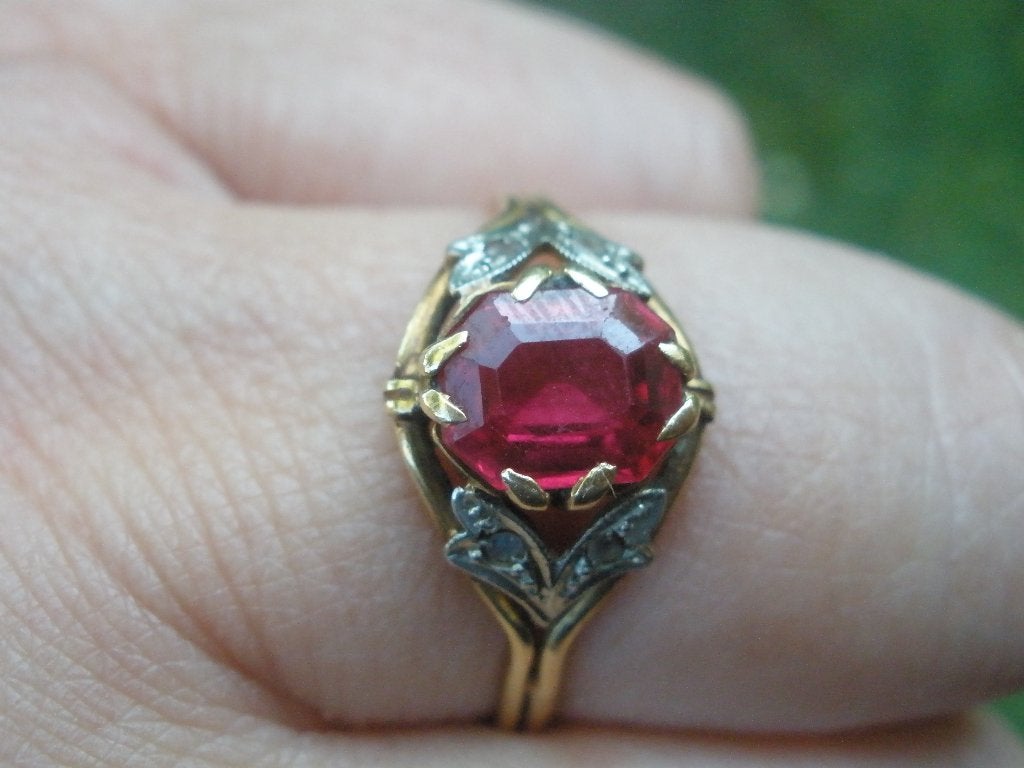 Gouden ring met Robijn en diamanten uit Zeeuwse boedel, Sieraden, Tassen en Uiterlijk, Ringen, Gebruikt, Ophalen of Verzenden