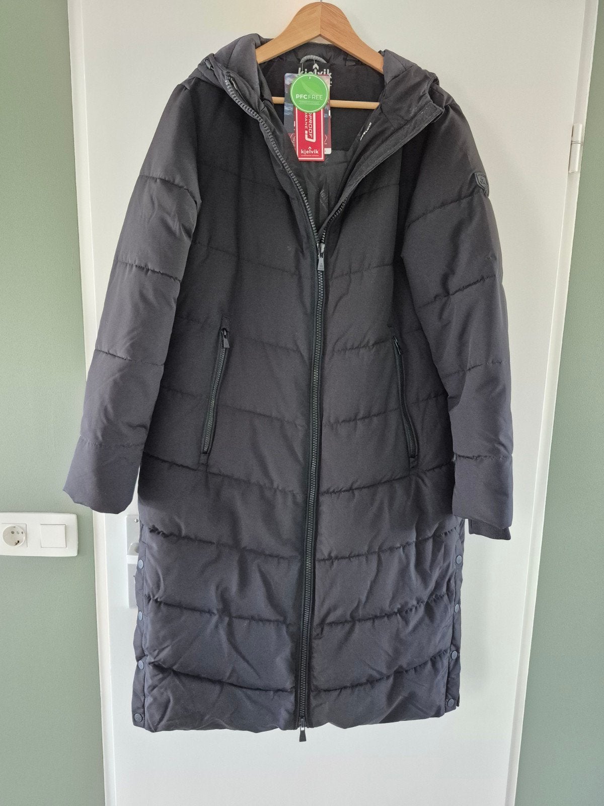 Kjelvik lange winterjas - Nieuw met kaartjes, Kleding | Dames, Zwart, Maat 42/44 (L), Nieuw, Ophalen of Verzenden