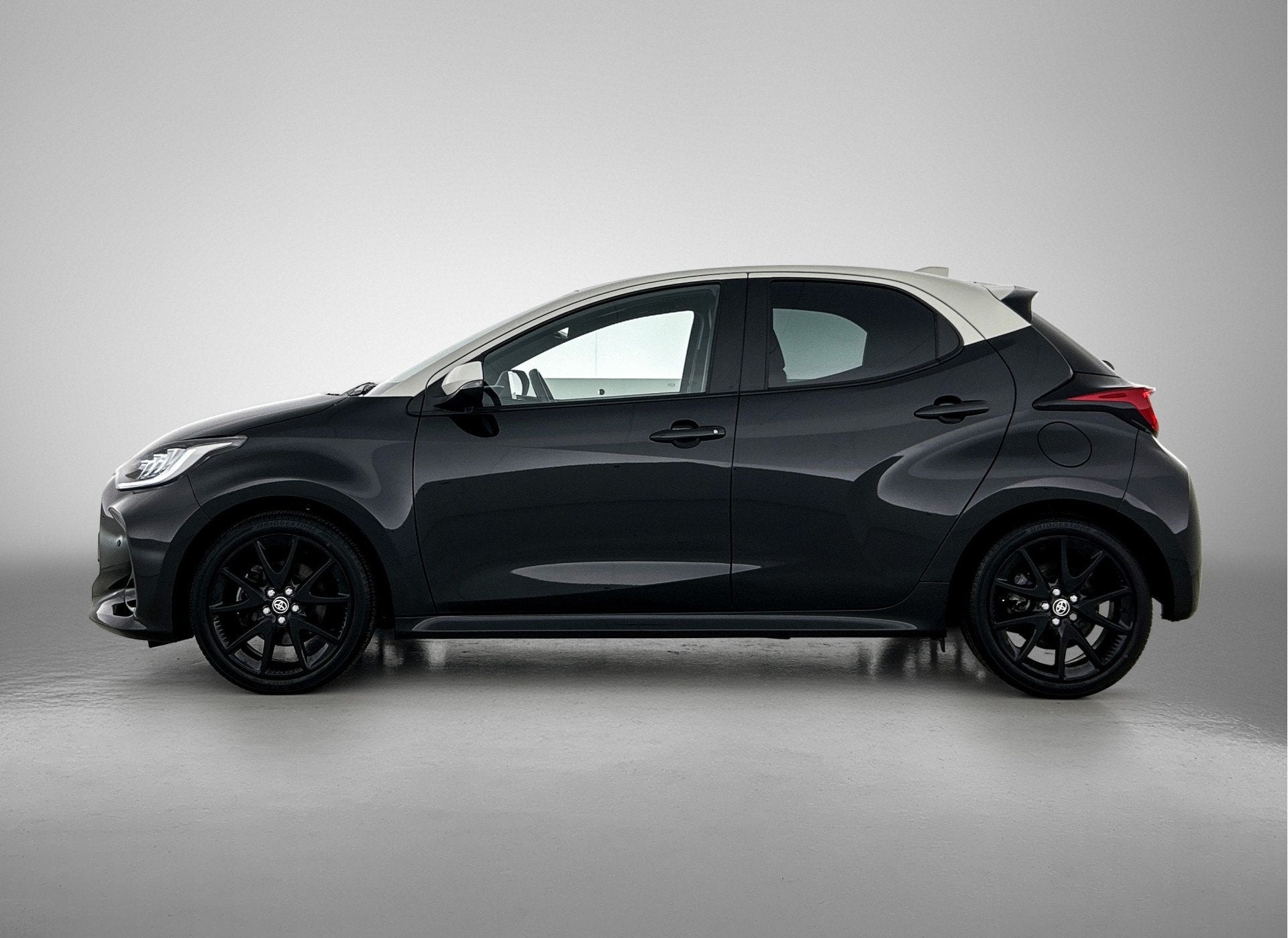Toyota Yaris 1.5 Hybrid Executive | BTW voertuig | Head-Up D, Auto's, 450 kg, Gebruikt, 1490 cc, Bedrijf