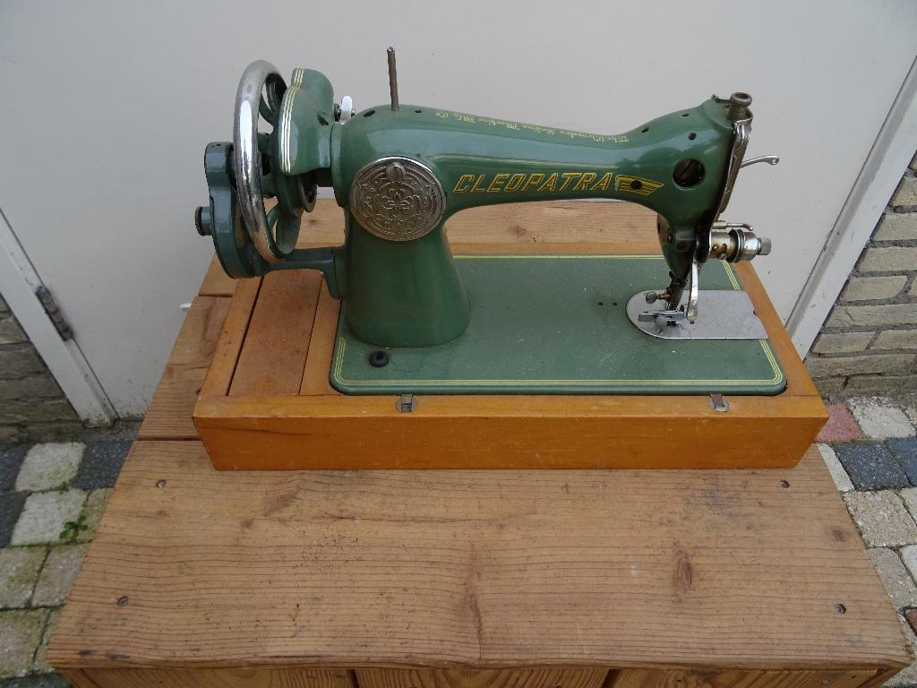 oude Cleopatra naaimachine, Ophalen
