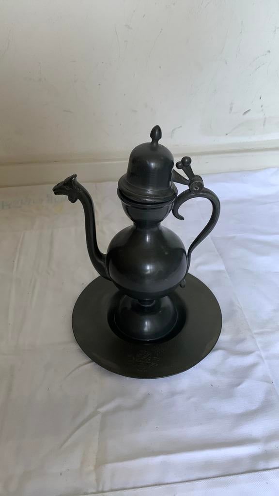 Schenkkannetje tin Straakenburg met bord, Ophalen of Verzenden