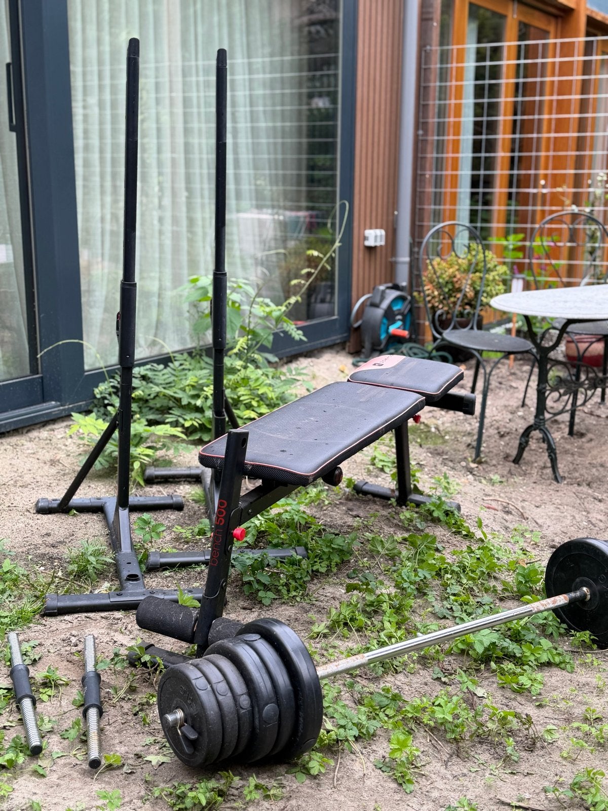 Kunststof gewichten (26kg), 2 dumbellstangen en bankje, Ophalen, Kunststof, Gebruikt, Krachtstation