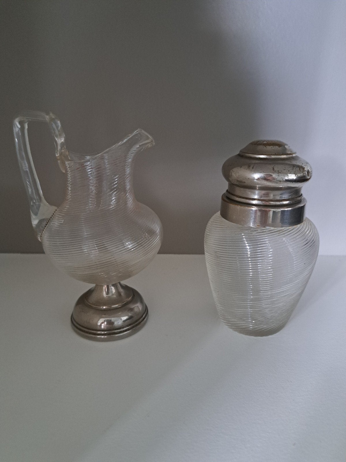 Antiek roomkannetje en theebusje van Fries draadglas, Ophalen
