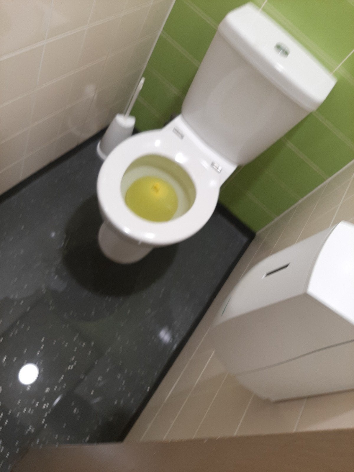 Toilet met gele ballon, Doe-het-zelf en Verbouw, Sanitair, Ophalen of Verzenden, Zo goed als nieuw, Steen, Toilet