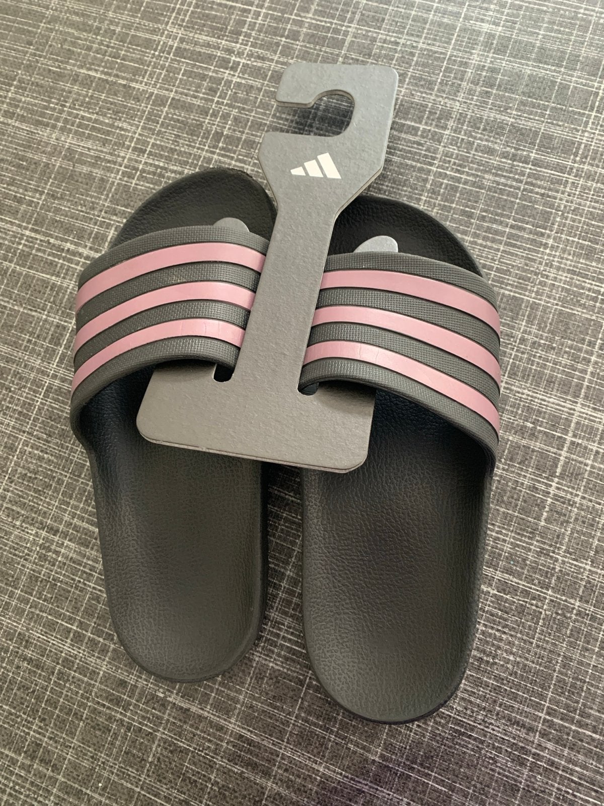 Adidas Adilette slippers - Zwart met paarse strepen, Slippers, Zwart, Ophalen of Verzenden, Zo goed als nieuw