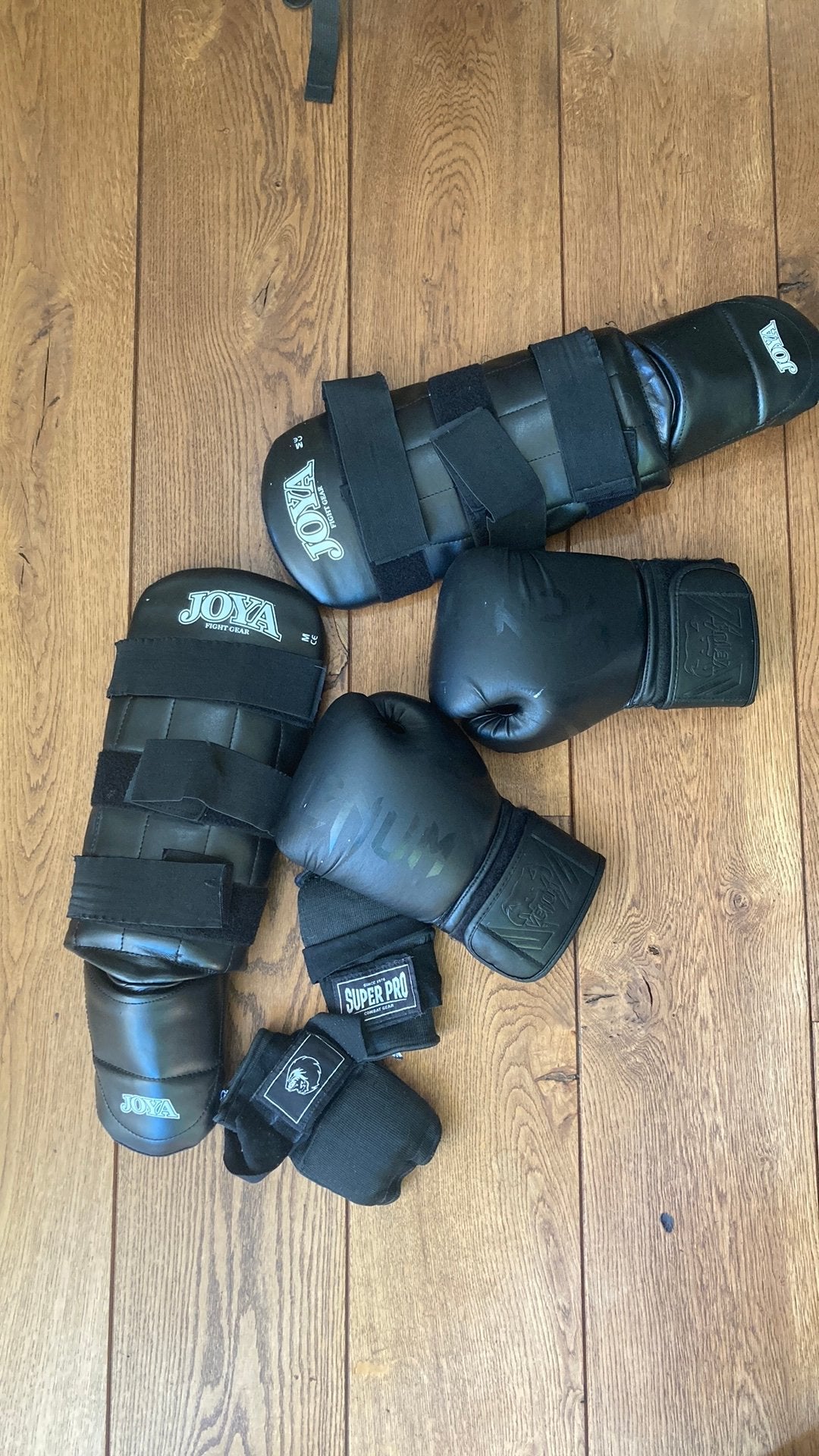 Kickboksen set Joya scheenbeschermers Venum bokshandschoenen, Ophalen of Verzenden, Gebruikt, Boksbeschermers