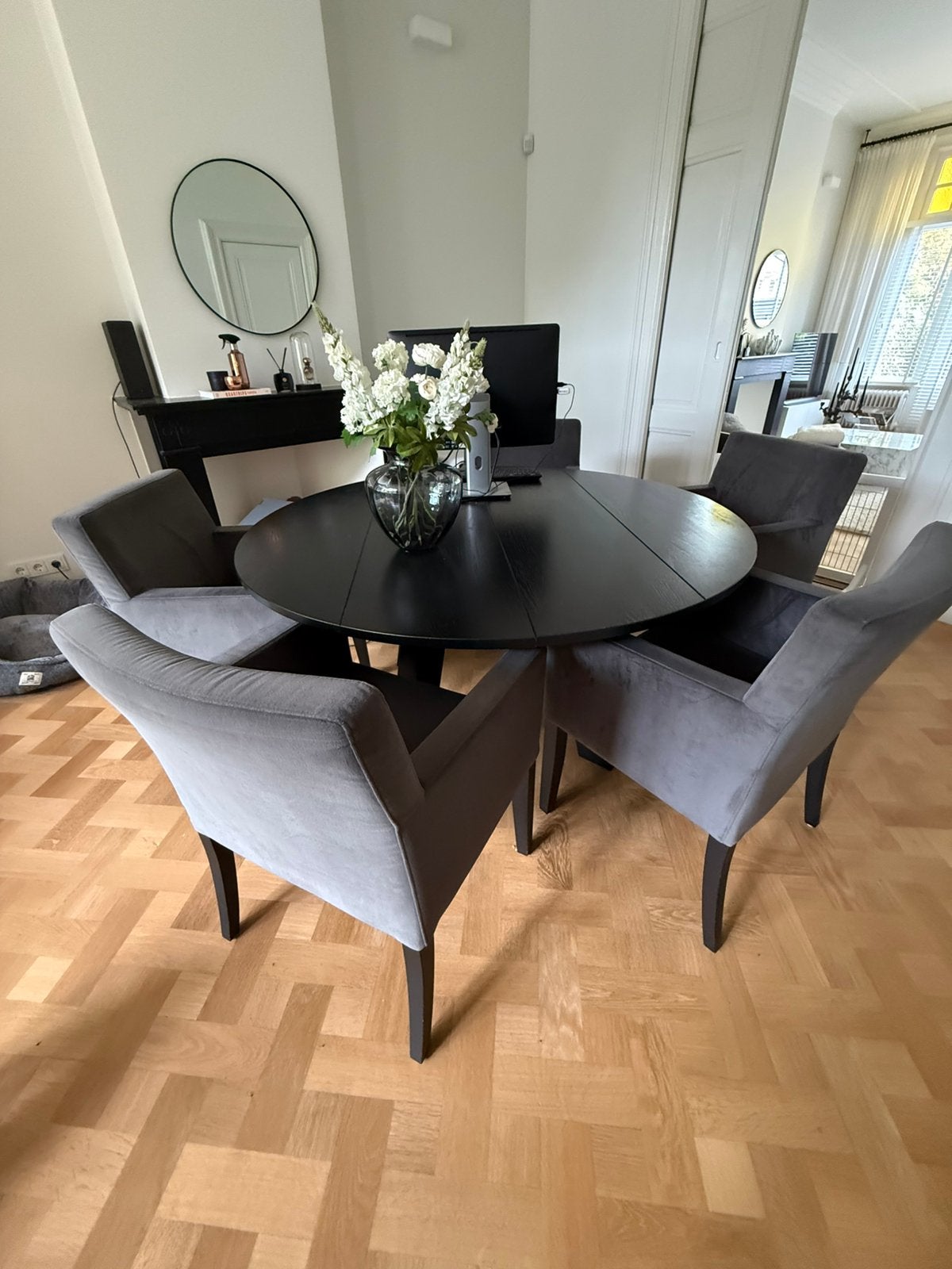 Zwarte ronde eettafel met 4 Woood velvet stoelen, Huis en Inrichting, Tafels | Eettafels, Ophalen, Rond, Zo goed als nieuw, Vijf personen of meer