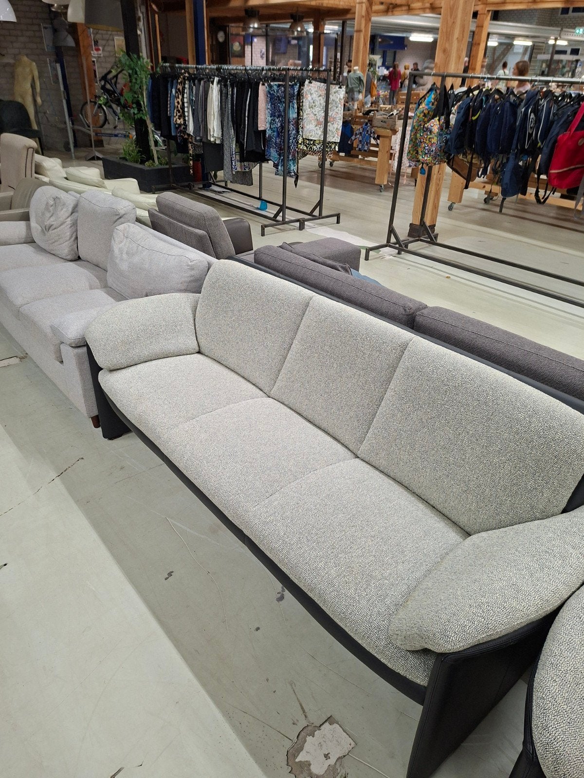 Leolux 2 bankstellen  met fauteuil en poef, Leolux, Info@leolux.nl, Driepersoons, 75 tot 100 cm
