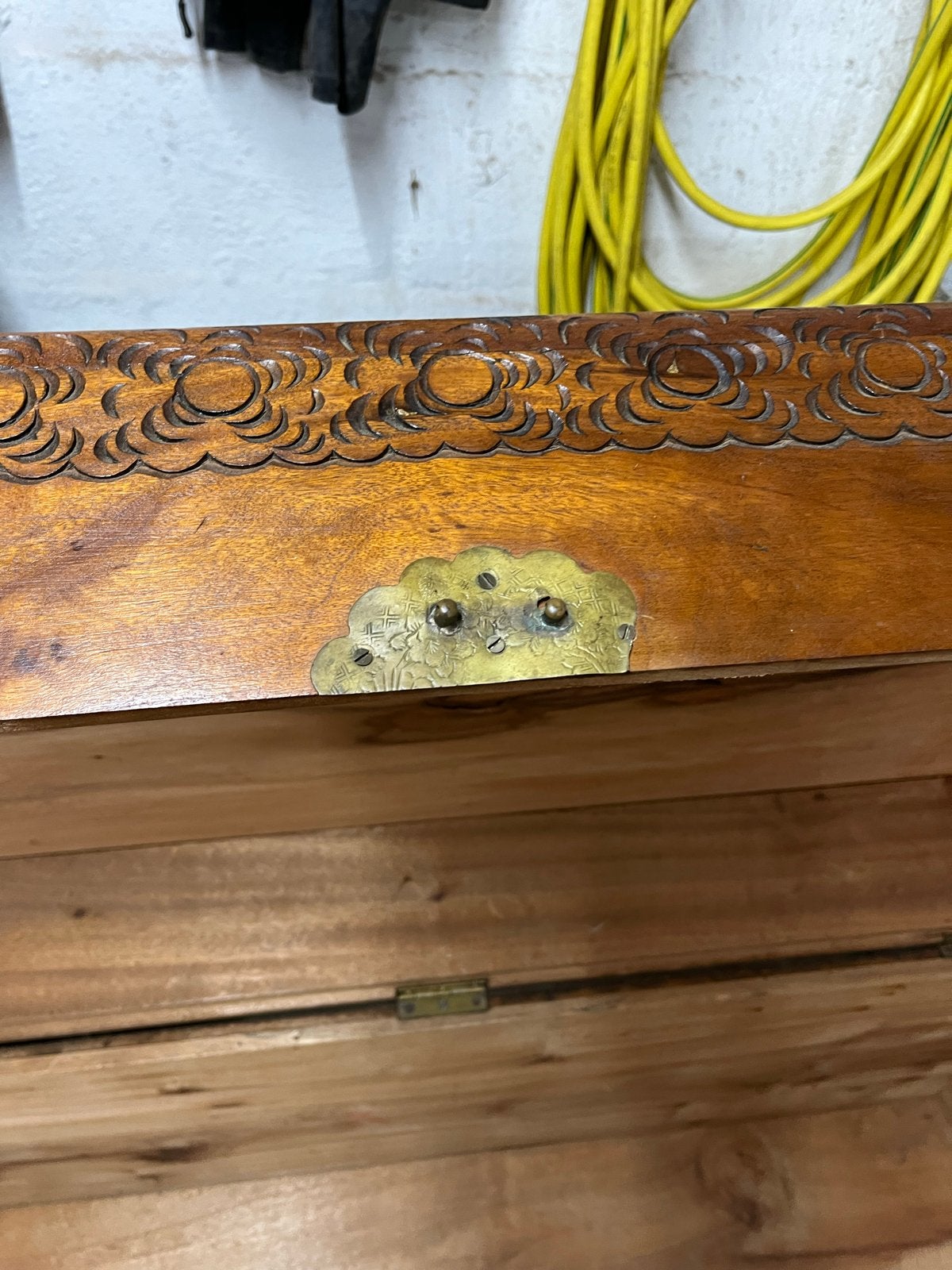Antieke Chinese kist met houtsnijwerk, Ophalen