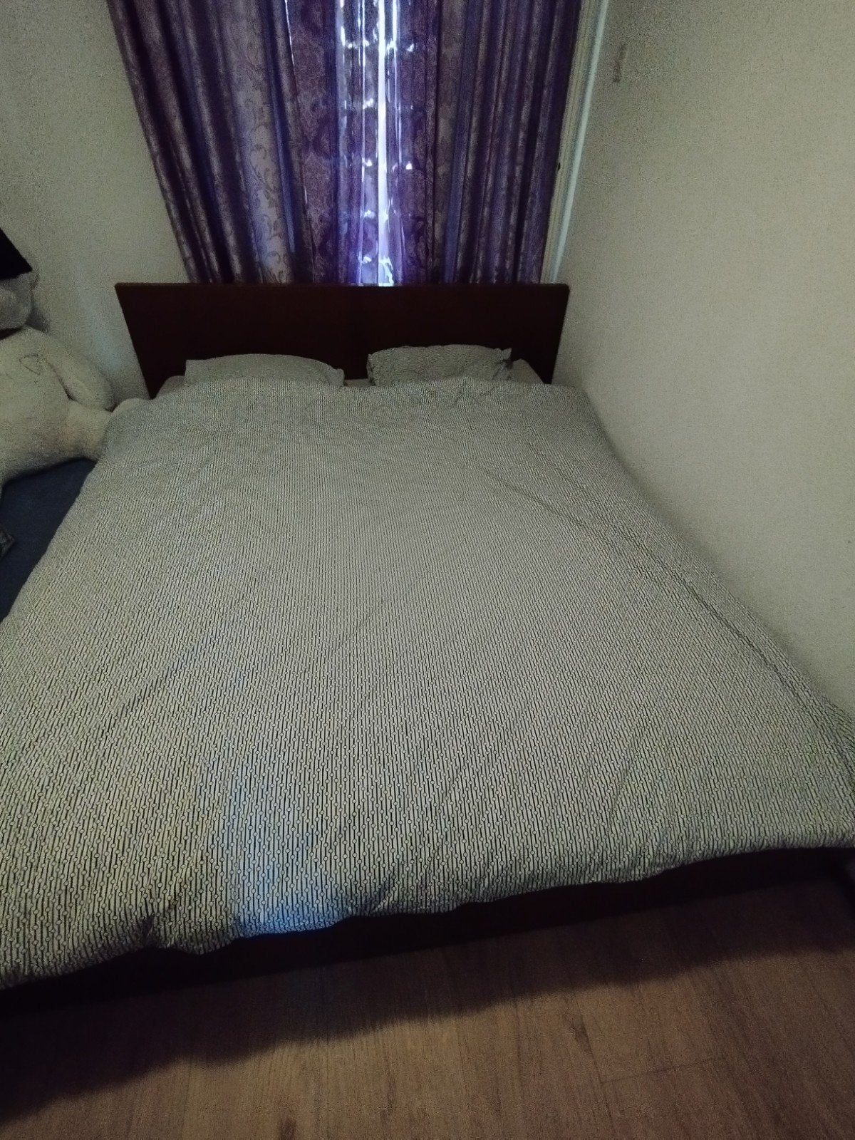 Tweepersoonsbed met houten hoofdbord, Huis en Inrichting, Slaapkamer | Bedden, Ophalen, Gebruikt, Bruin, Klassiek