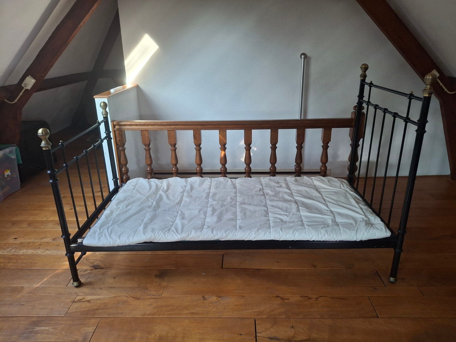 Vintage metalen bed met messing details, Antiek en Kunst, Ophalen of Verzenden