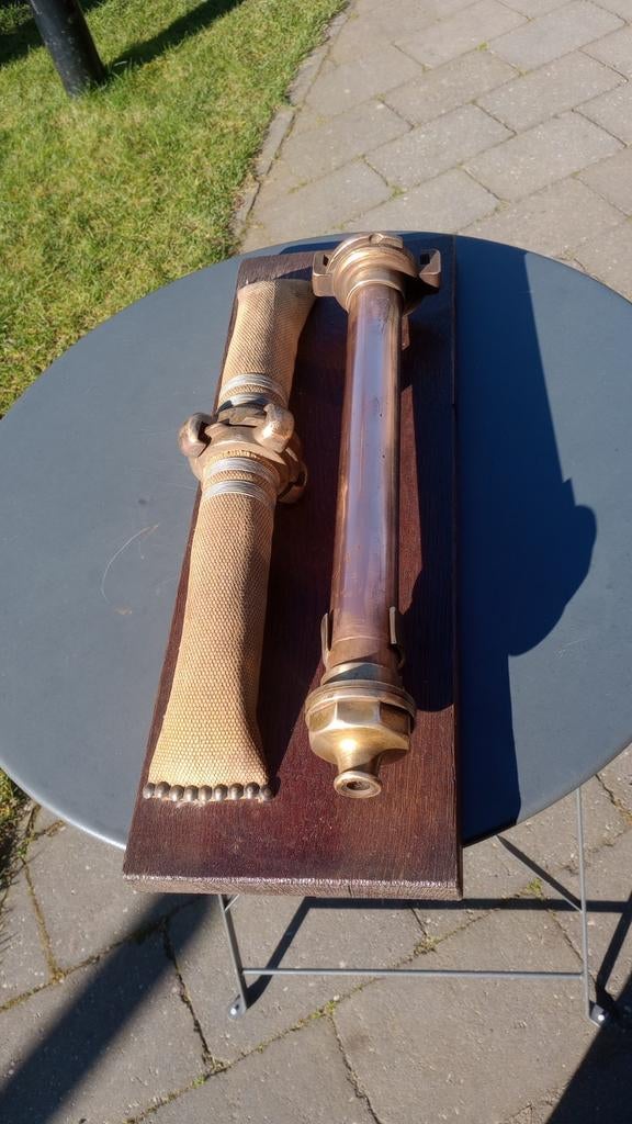 Antieke brandweerspuit op houten plank, Ophalen of Verzenden