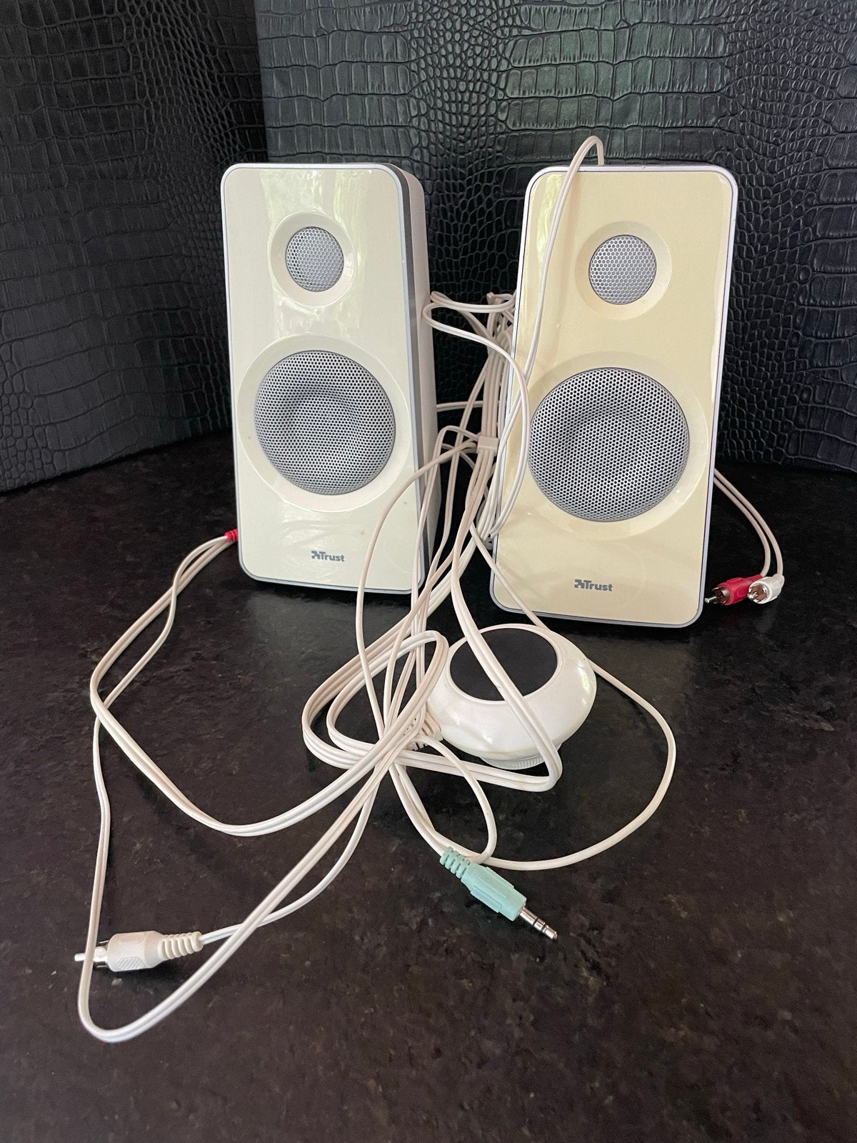 Trust Compacte Stereo Speakerset - Wit, Stereo speakers, Gebruikt, Logitech, Ophalen of Verzenden