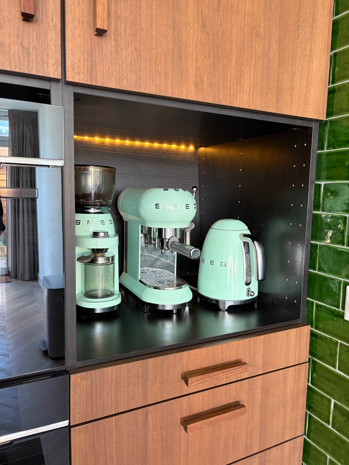 Smeg Koffiezetapparaat Set: Espresso, Bonenmaler & Waterkoke, Gemalen koffie, Zo goed als nieuw, Combi, 2 tot 4 kopjes