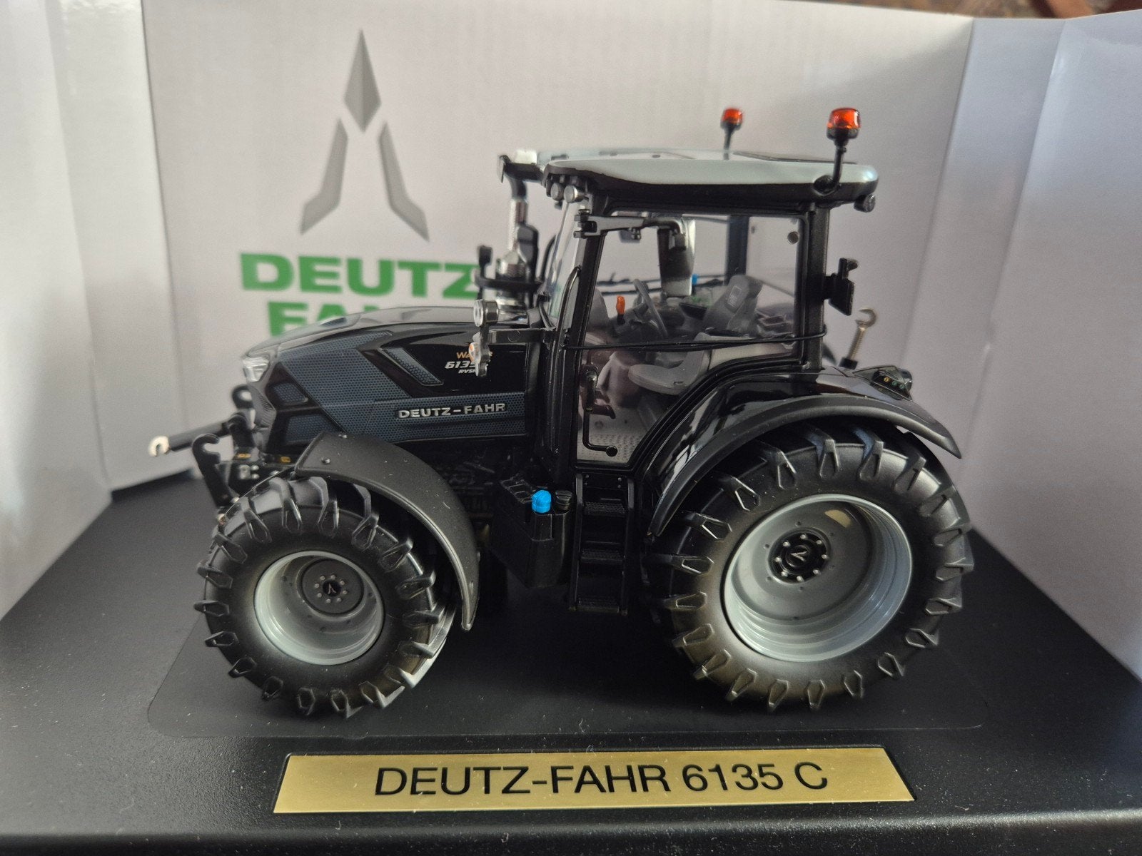 Deutz-Fahr 6135 C Warrior Black Schaalmodel, Ophalen of Verzenden, Nieuw, Overige typen, Overige merken