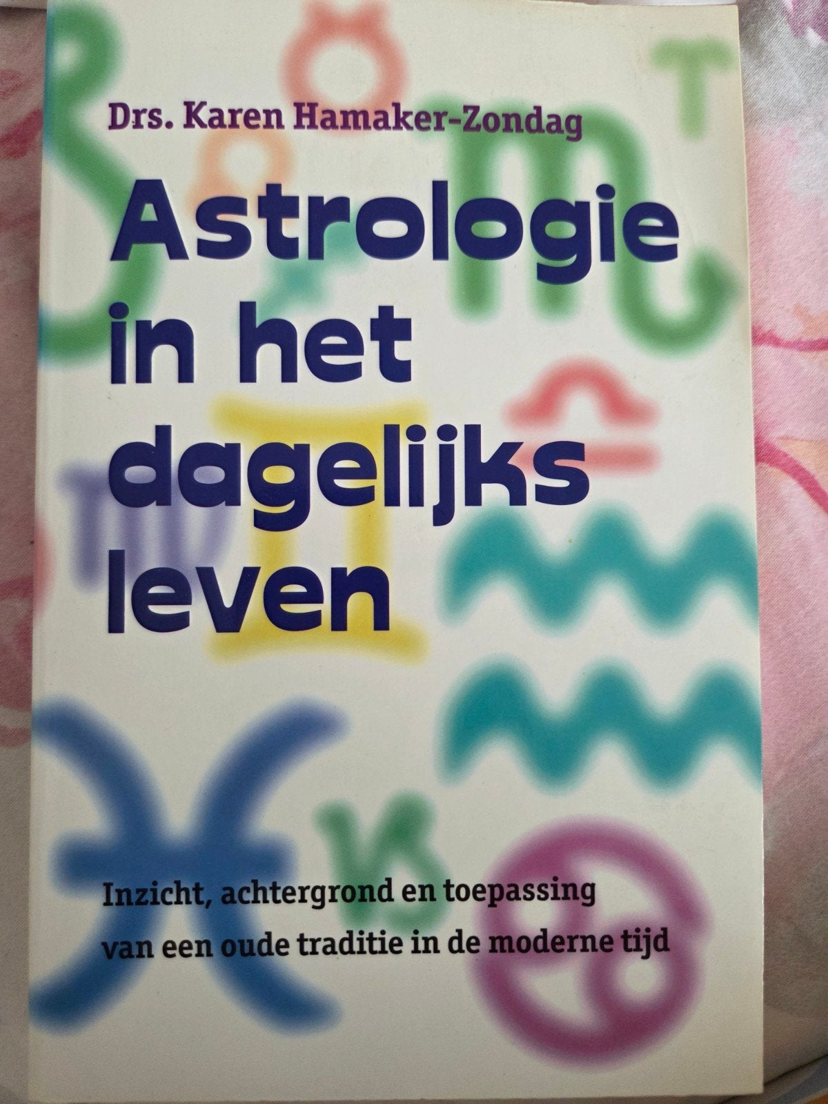 Astrologie in het dagelijks leven, Ophalen of Verzenden, Zo goed als nieuw, Astrologie, Achtergrond en Informatie