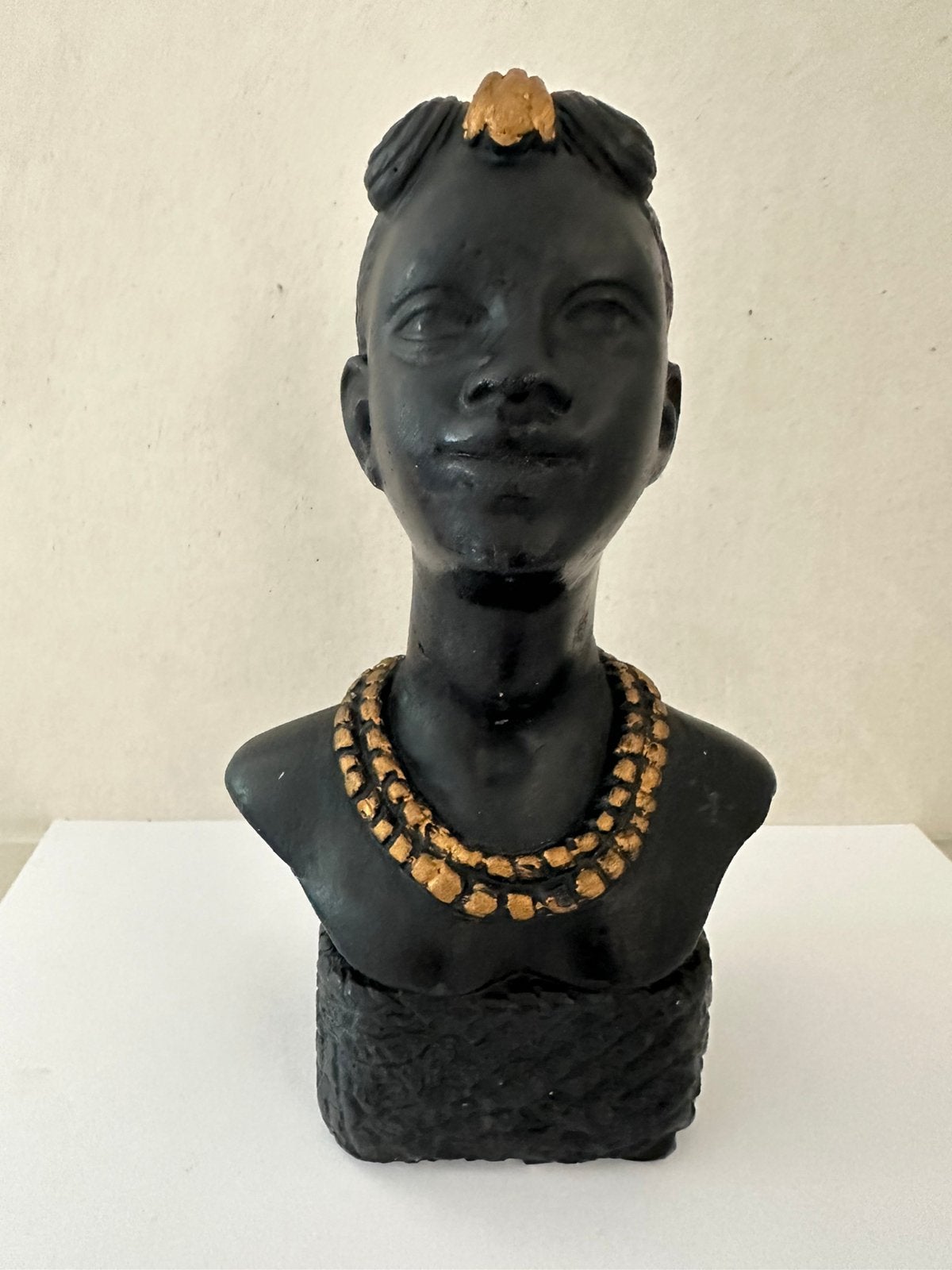 Buste Afrikaanse vrouw gouden ketting en haarstuk jaren ‘60, Minder dan 20 cm, Gips, Buste, Ophalen of Verzenden