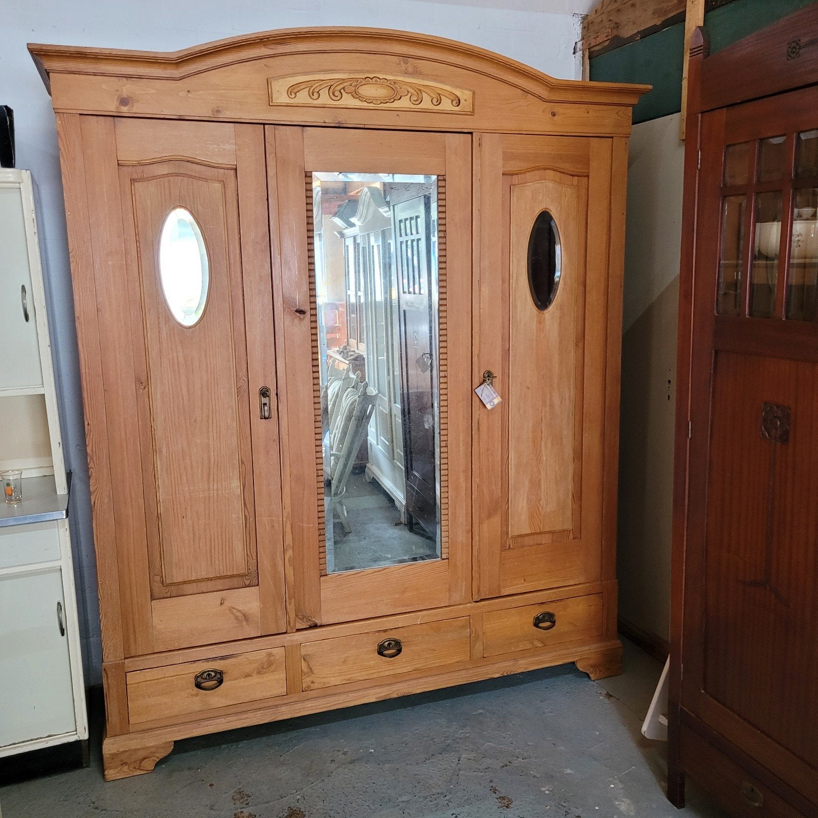 Brocante oude grenen driedeurskast kledingkast hang/legkast, Ophalen