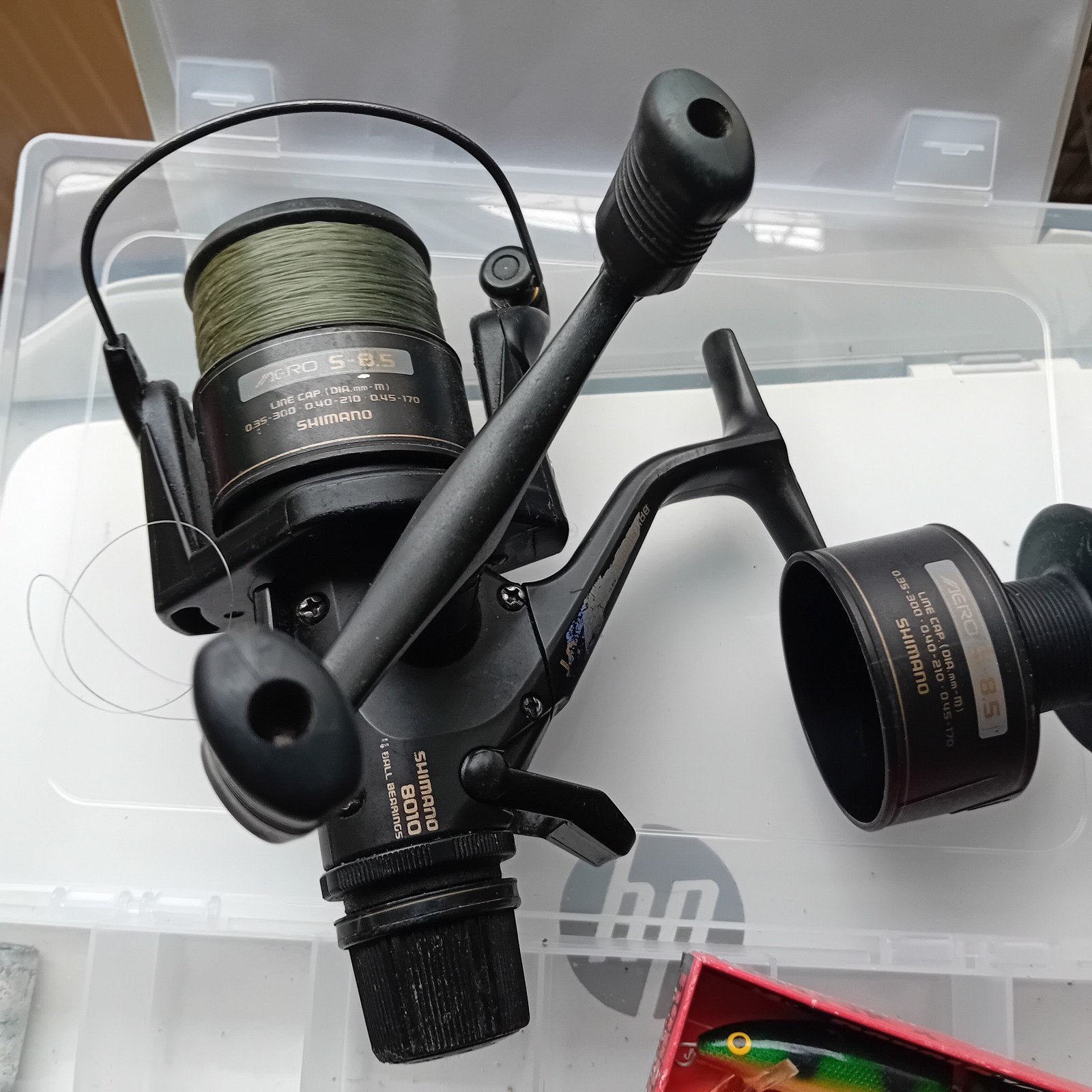Shimano Baitrunner 8010 Molen met divers kunstaas, Watersport en Boten, Ophalen of Verzenden