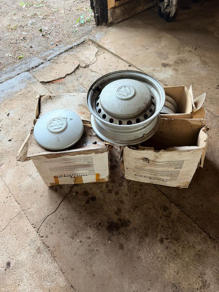 Originele VW T2/3 Velgen met Naafdoppen, Auto-onderdelen, Banden en Velgen, Ophalen, Velg(en), Overige maten, All Season