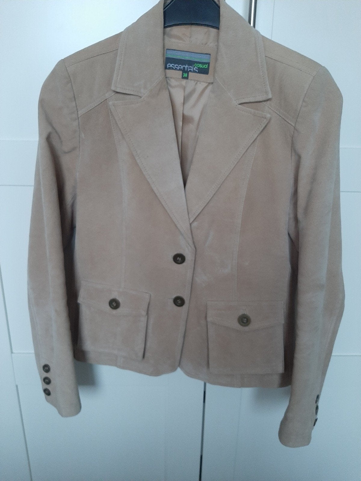 Mooi echt suède jasje v essentials maat m, Maat 38/40 (M), Beige, Ophalen of Verzenden, Zo goed als nieuw