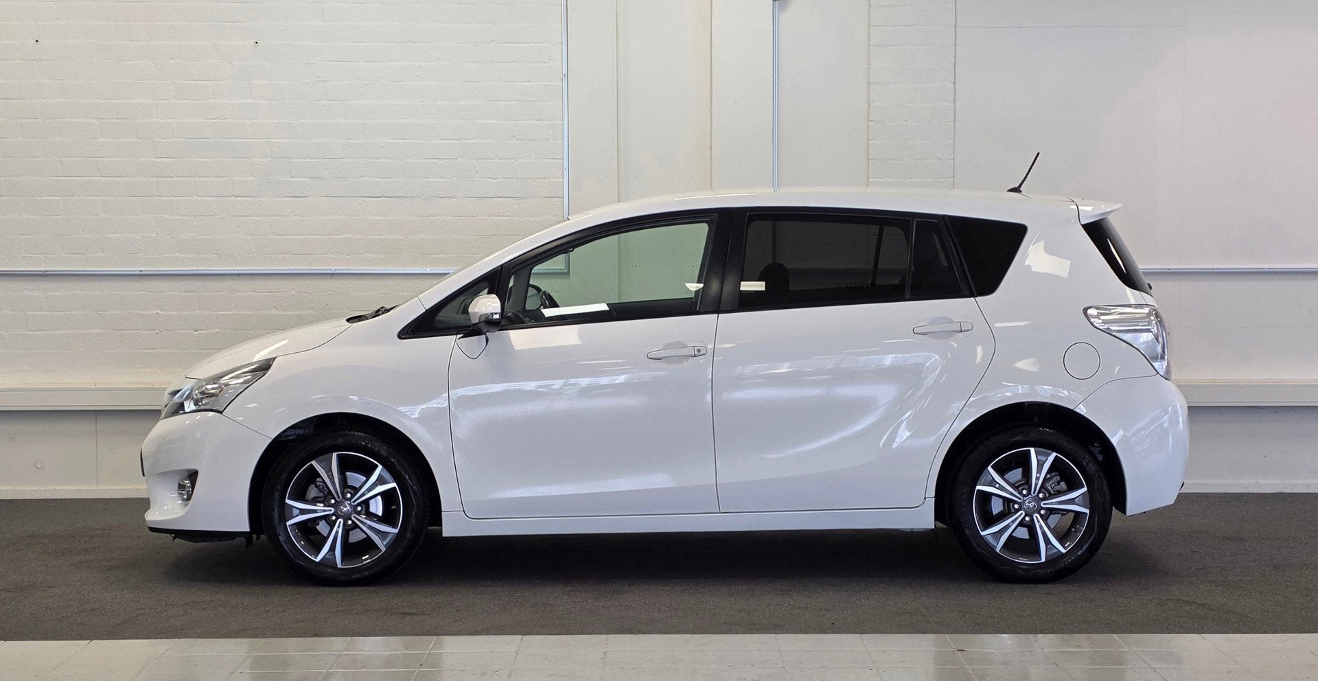 Toyota Verso 1.8 VVT-i Aspiration 7p. Camera Navigatie Clima, Auto's, Toyota, Gebruikt, 4 cilinders, 7 stoelen, Wit