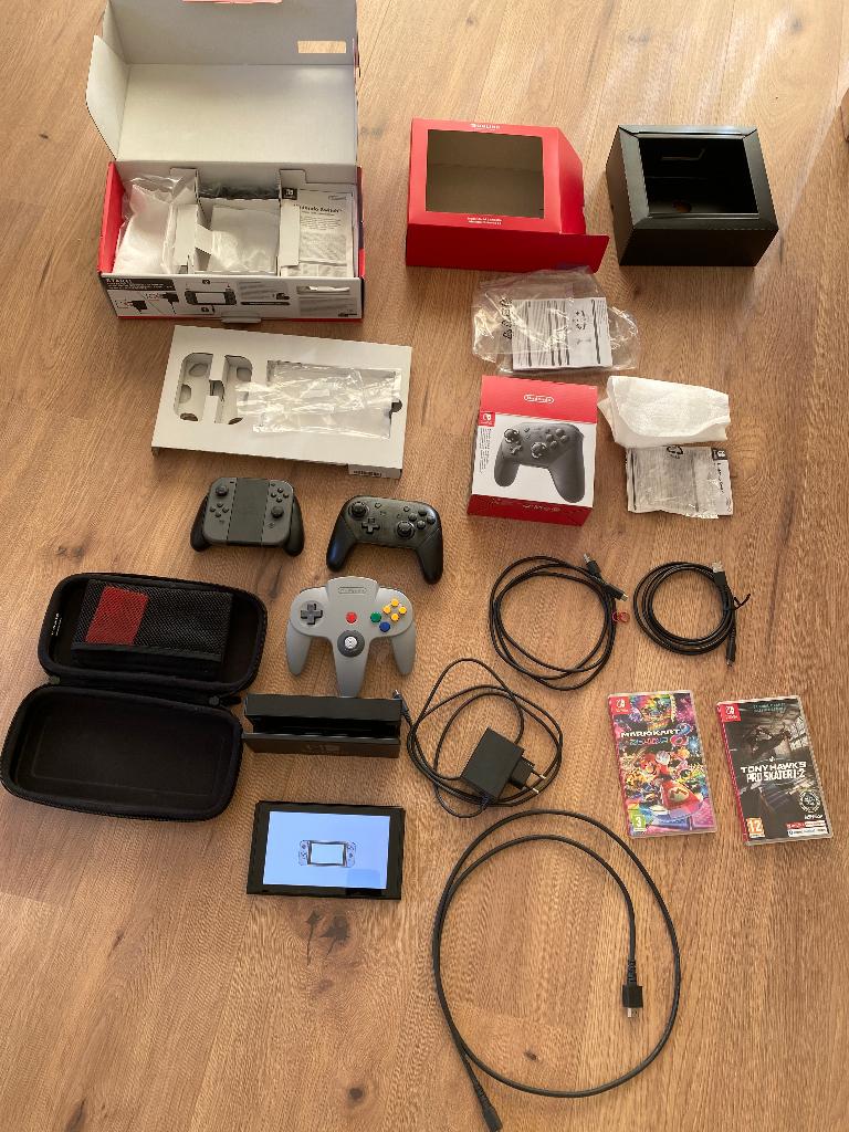 Nintendo Switch, Switch 2019 Upgrade, Met games, Met 2 controllers, Ophalen of Verzenden