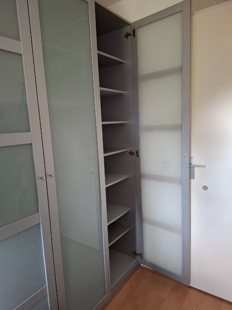 Foto 3 van Moderne driedeurs kledingkast met hang- en leggedeelte
